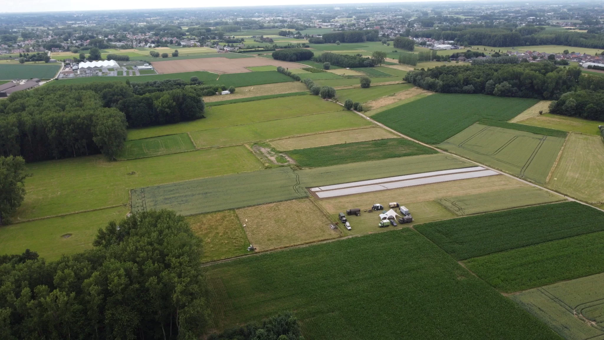 Kamp Kravaal Overzicht van de weide en omgeving